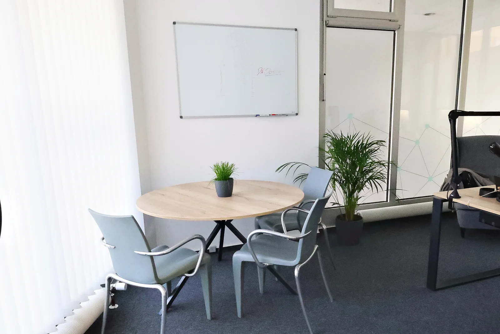 Besprechungsecke mit rundem Tisch und Whiteboard im Büro Baden