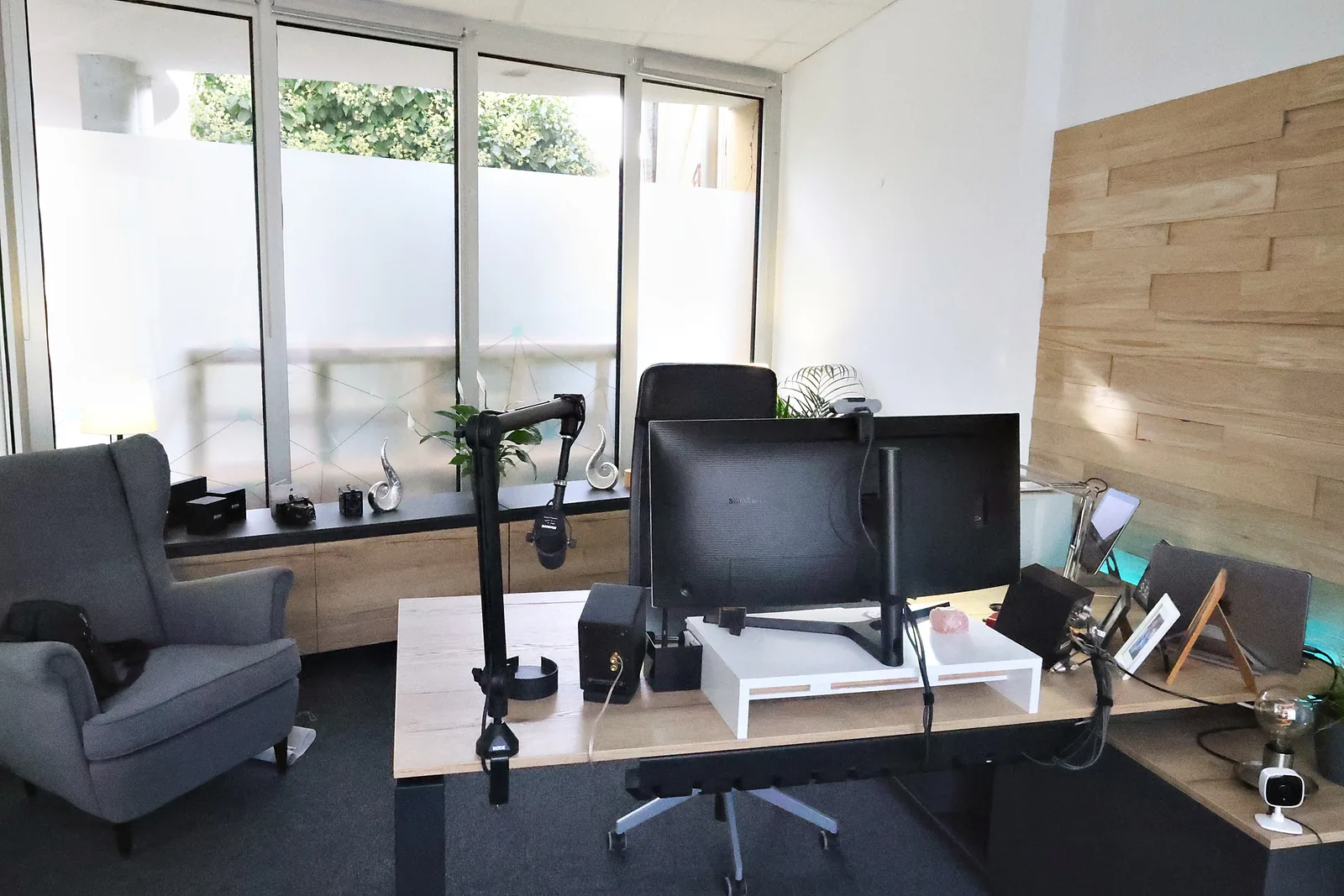 Arbeitsplatz mit Fensterfront im Büro von dB-Media in Baden