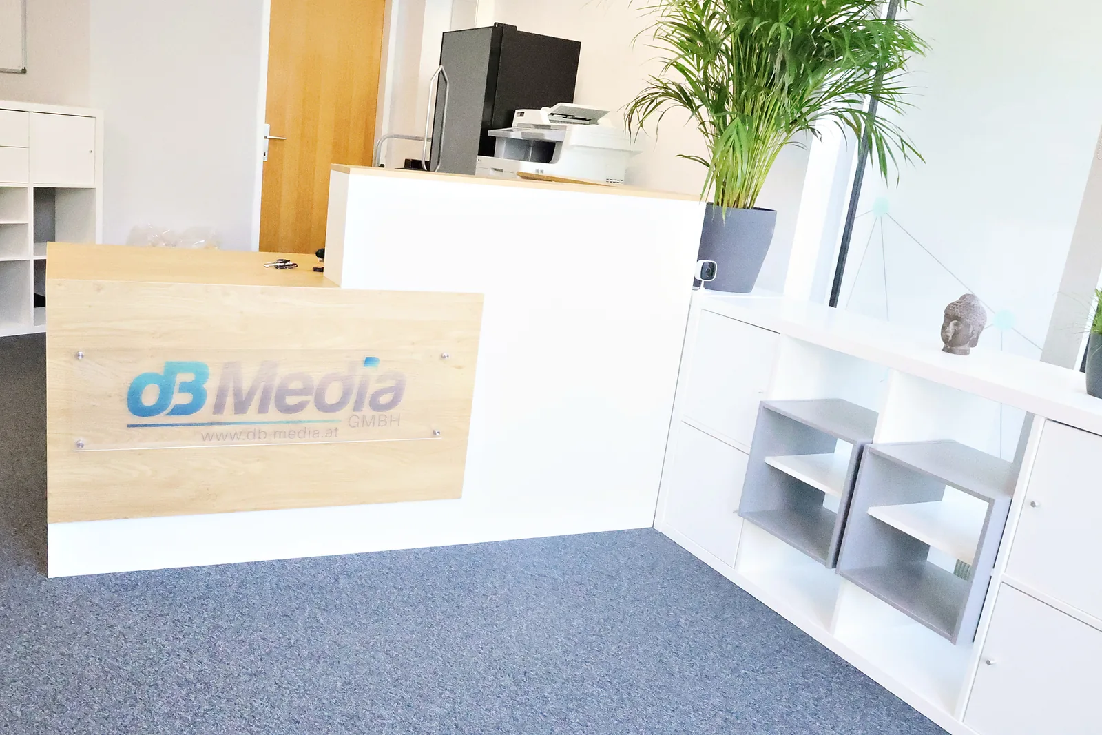 Empfang mit dB-Media Logo im Büro Baden