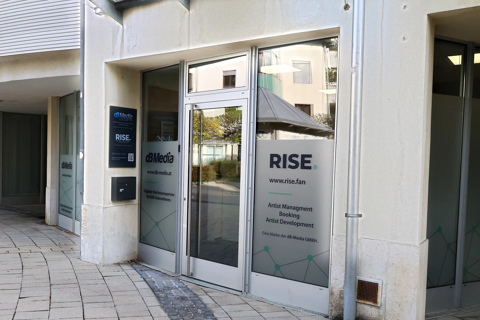 Eingang zum Büro von dB-Media und RISE in Baden