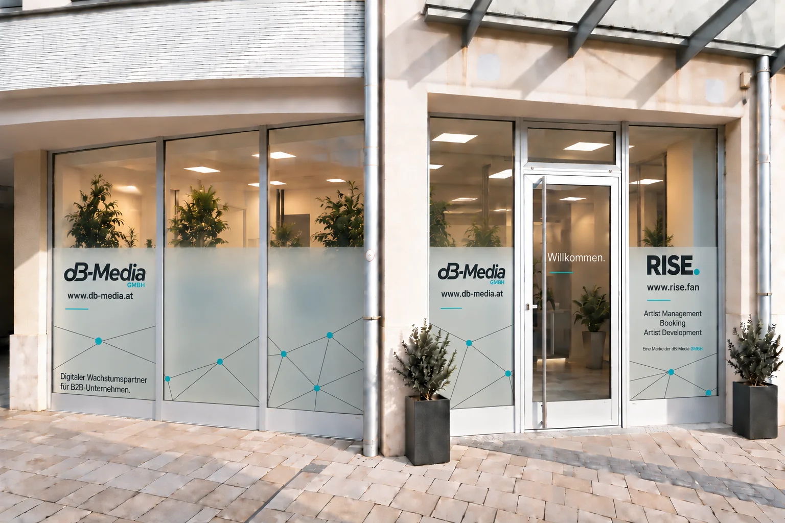 Büro der dB-Media GmbH in Baden, Schaufenster mit dB-Media- und RISE-Beschriftung